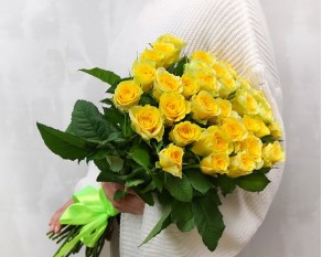 Букет із 35 жовтих троянд під стрічку