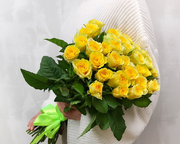 Букет із 35 жовтих троянд під стрічку