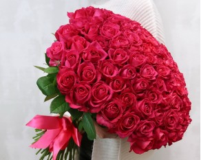 Букет із 101 малинової троянди
