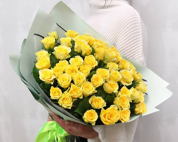 Букет із 51 жовтої троянди в стильній упаковці.