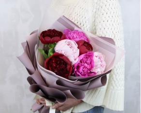 Букет з 7 півоній мікс у стильній упаковці