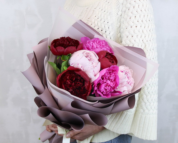 Букет з 7 півоній мікс у стильній упаковці