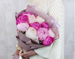 Букет з 11 півоній мікс у стильній упаковці