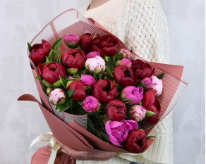 Букет з 25 півоній мікс у стильній упаковці