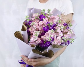 Букет із 15 матіол мікс у стильній упаковці