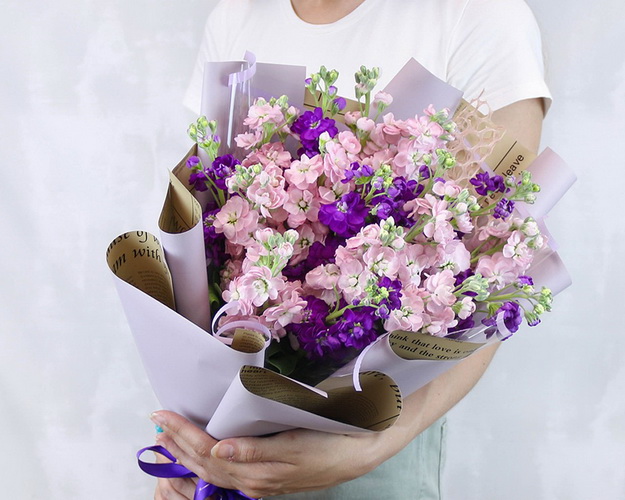 Букет із 15 матіол мікс у стильній упаковці