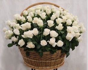 Кошик квітів зі 101 білої троянди