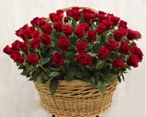 Кошик квітів із 101 червоної троянди