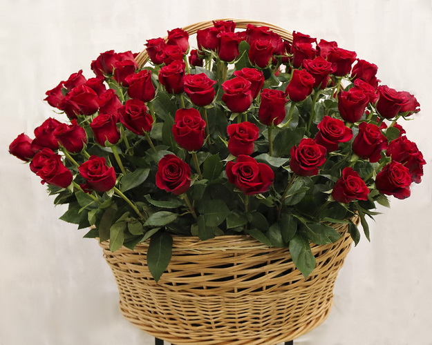Кошик квітів із 101 червоної троянди