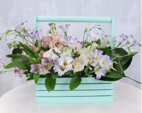 Квіти в дерев'яному ящику Балі