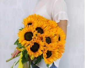 Букет із 11 соняшників під стрічку