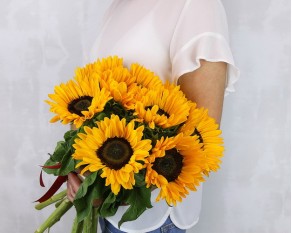 Букет із 9 соняшників під стрічку