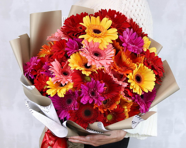 Букет з 49 гербер стандарт мікс у стильній упаковці