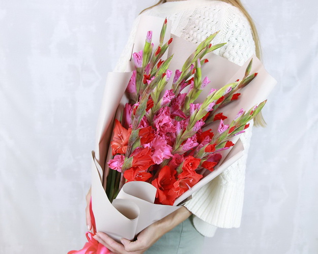 Букет з 11 гладіолусів у стильній упаковці