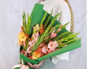 Букет із 15 гладіолусів у стильній упаковці.