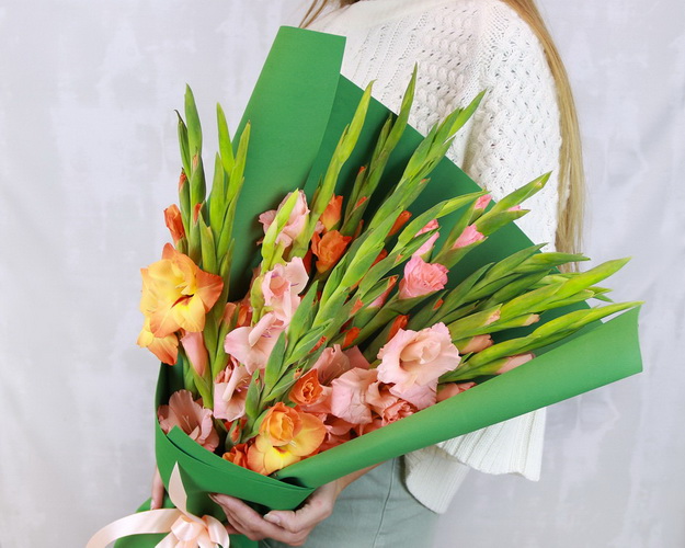 Букет із 15 гладіолусів у стильній упаковці.
