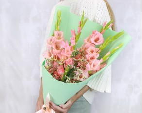 Букет з 5 гладіолусів та зелені у стильній упаковці.