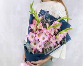 Букет з 5 гладіолусів та евкаліпту у стильній упаковці.