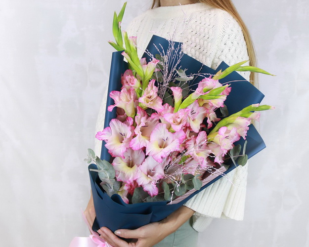 Букет з 5 гладіолусів та евкаліпту у стильній упаковці.