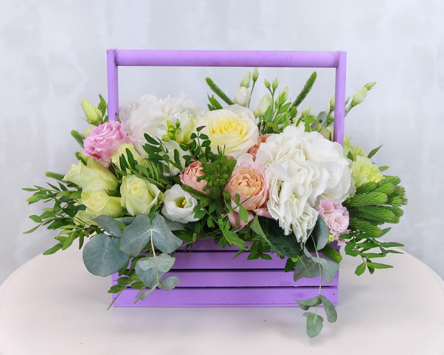 Квіти в дерев'яному ящику Ніжний