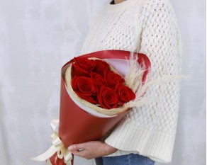 Букет із 7 червоних троянд в упакуванні