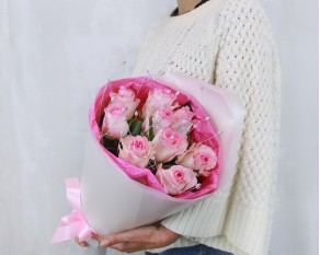 Букет із 9 рожевих троянд в упакуванні