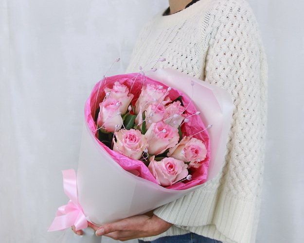 Букет із 9 рожевих троянд в упакуванні