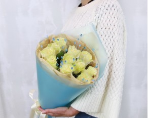 Букет з 11 білих троянд Маріса