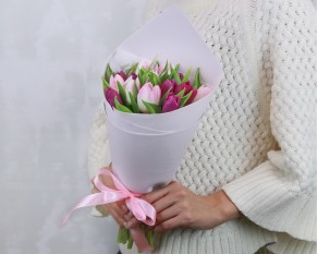 Букет із 15 тюльпанів мікс в упаковці