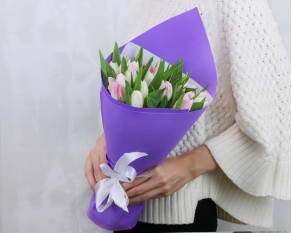 Букет із 25 тюльпанів в упаковці Мікс