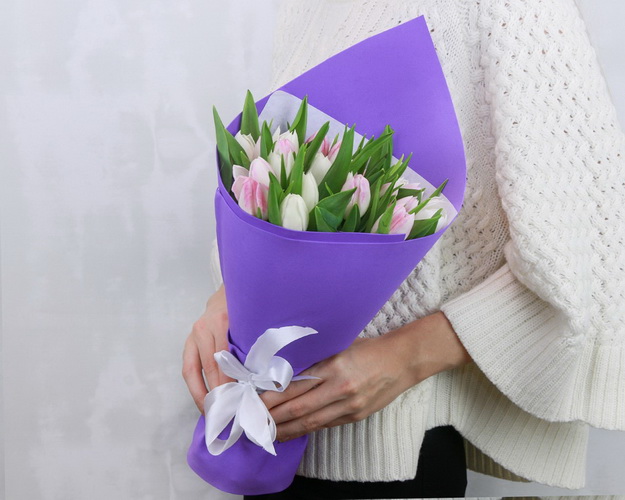 Букет із 25 тюльпанів в упаковці Мікс