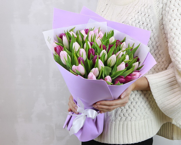 Букет із 51 тюльпану мікс в упаковці