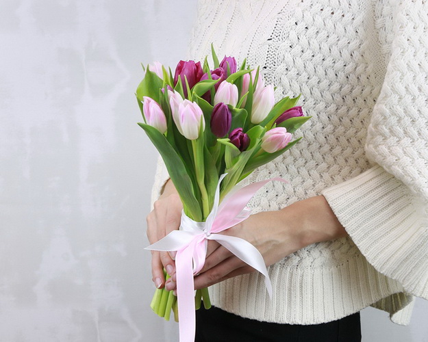 Букет із 15 тюльпанів мікс під стрічку