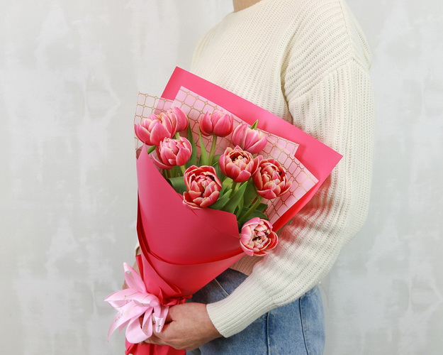 Букет з 9 піоноподібних тюльпанів в упаковці