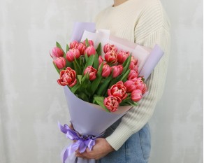 Букет із 25 піоноподібних тюльпанів в упаковці.