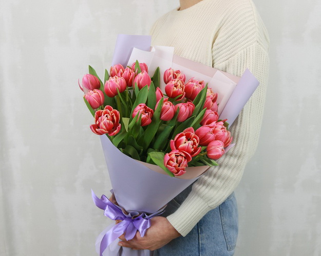 Букет із 25 піоноподібних тюльпанів в упаковці.