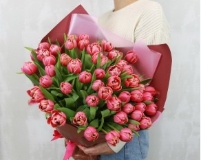 Букет з 51 піоноподібного тюльпану в упаковці
