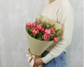 Букет з 15 піоноподібних тюльпанів в упаковці