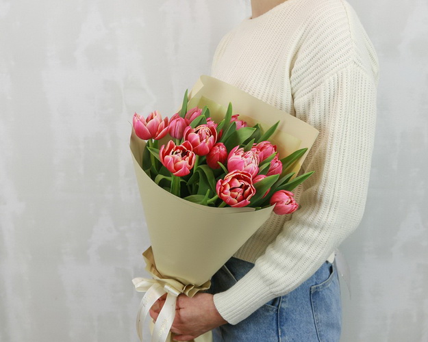 Букет з 15 піоноподібних тюльпанів в упаковці