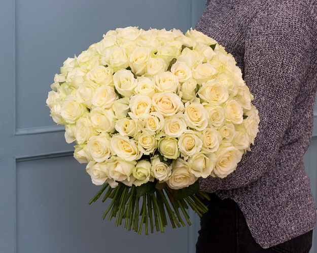Букет із 101 білоі троянди