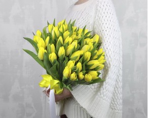 Букет із 51 жовтого тюльпану під стрічку.