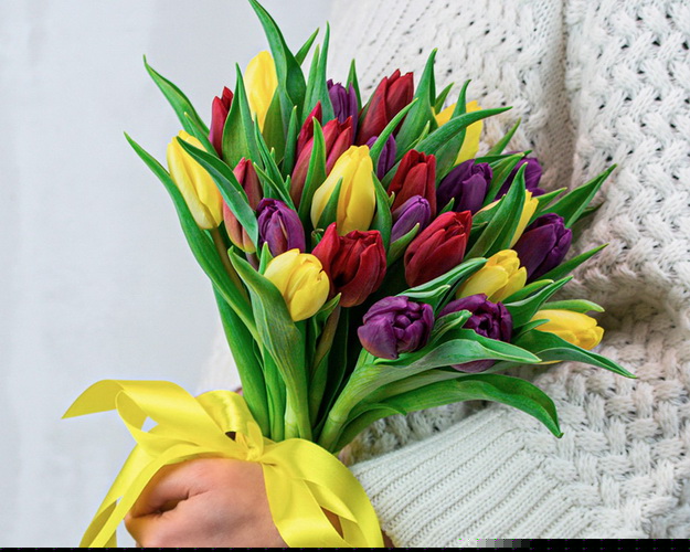 Букет із 25 тюльпанів яскравий мікс під стрічку