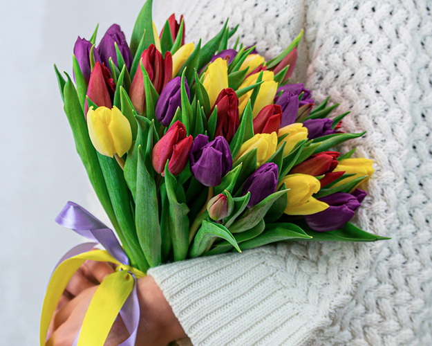 Букет із 35 тюльпанів яскравий мікс під стрічку