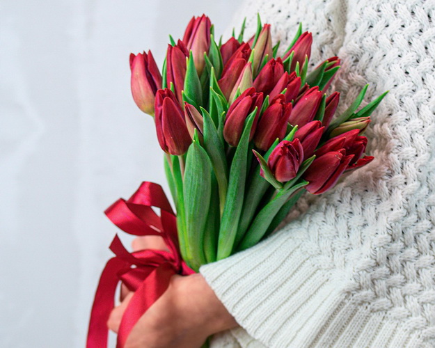 Букет із 25 червоних тюльпанів стандарт під стрічку