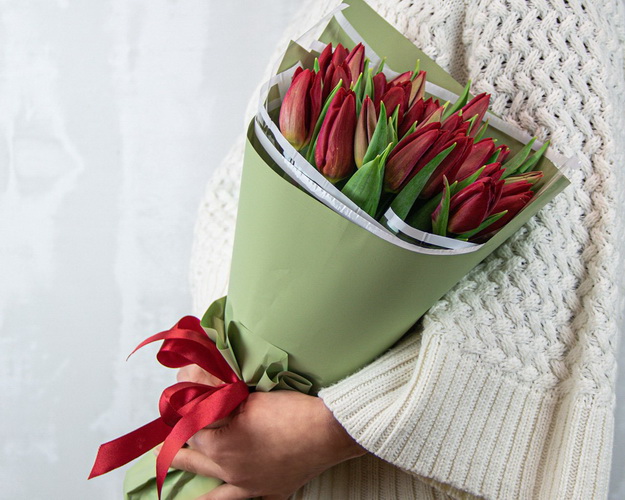 Букет із 25 червоних тюльпанів в упаковці