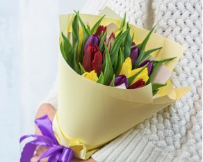 Букет із 15 тюльпанів стандарт яскравий мікс в упаковці