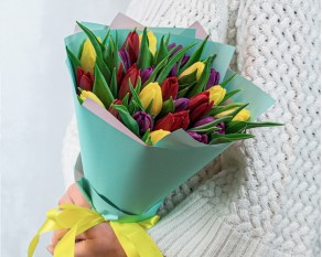 Букет із 25 тюльпанів яскравий мікс в упаковці