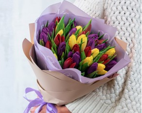 Букет із 35 тюльпанів яскравий мікс в упаковці
