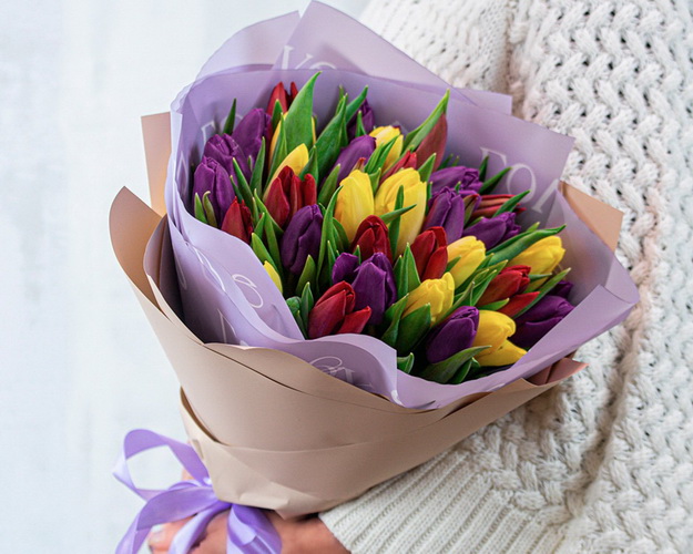 Букет із 35 тюльпанів яскравий мікс в упаковці