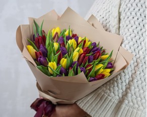 Букет із 51 тюльпану яскравий мікс в упаковці